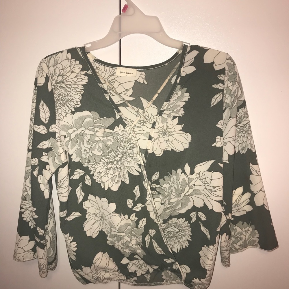 ⭐️Beautiful green and cream color blouse